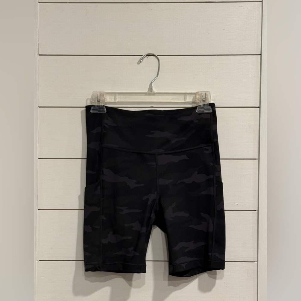 Athleta Ultimate Stash Pocket Camo 7” Biker Shorts 🩶